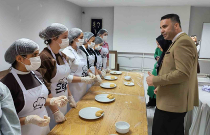 Gaziantep’te öğrenciler içli köfte yaptı