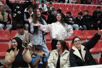 Romanlar, attıkları göbekle düşman çatlattı