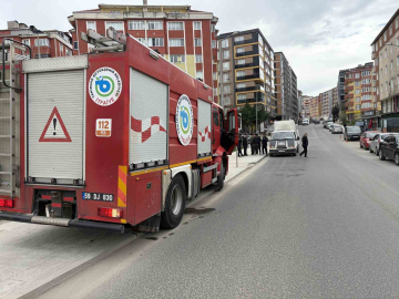 Seyir halindeki kamyonetten dumanlar yükseldi