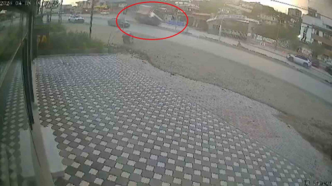 Orta refüje çarpan hafriyat kamyonunun devrildiği anlar kamerada