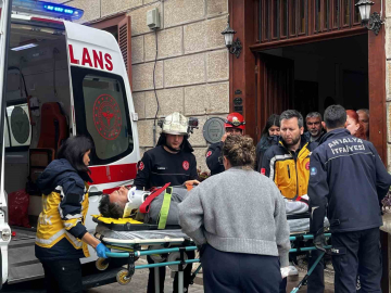 Antalya’da depoya inmek isterken düşen genç yaralandı