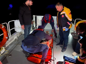 Demre Kaleköy’de rahatsızlanan kişi, sahil güvenlik botuyla tahliye edildi