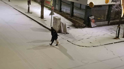 Kars’ta Nisan sürprizi: Şehir merkezi 5 dakikada beyaza büründü