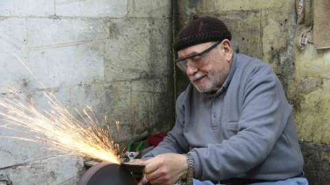 5 metrekarelik dükkanında 67 yıldır bıçakçılık yapıyor