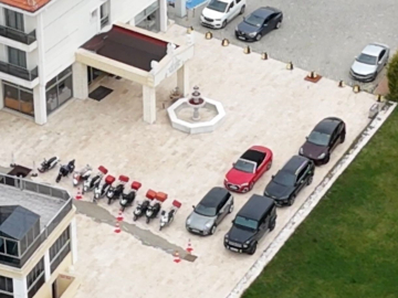 Tutuklu Başkan Yalım’ın sevgilisine aldığı milyonluk otomobil ve diğer araçlar, kayyım atanan otele getirildi