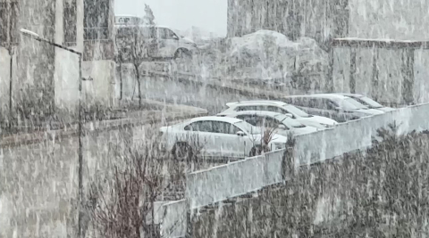 Yüksekova’da kar ve sis etkili oldu: Görüş mesafesi 20 metreye düştü