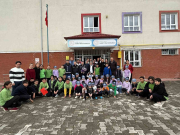 İhbar üzerine okula giden polisler sürpriz kutlamayla karşılandı