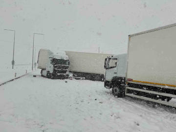 Bitlis’te 4 tır ve 2 otomobil çarpıştı: 5 yaralı