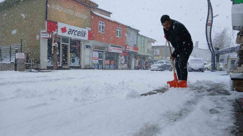 Baharı bekleyen Karlıova karlı bir güne uyandı