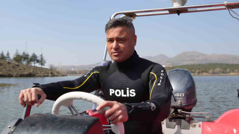 Polis ve futbol hakemi olan Seyfettin Ünal, 20 yılı aşkındır iki mesleği bir arada yapıyor