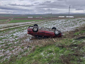 Çorum’da otomobil şarampole yuvarlandı: 3 yaralı