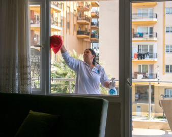 Kuşadası Belediyesi Evde Bakım Birimi ihtiyaç sahibi vatandaşların yanında