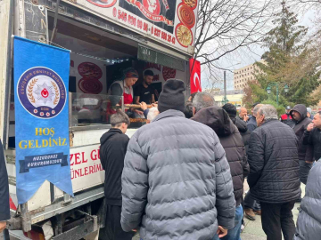 Mevlit çıkışı vatandaşlara lokma ikramı