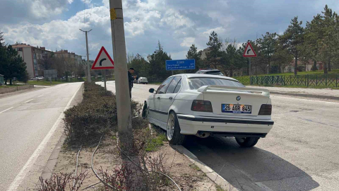 Kontrolden çıkan araç orta refüje çıktı, sürücü yaralandı