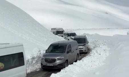 Bahçesaray-Hizan karayoluna çığ düştü: Yol yaklaşık 4 saat kapalı kaldı
