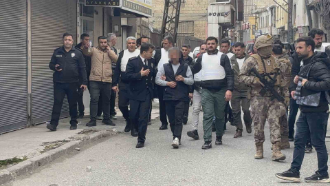 Gaziantep’te hareketli dakikalar: 5 kişiyi rehin aldı, polise ateş açtı, yakalandı