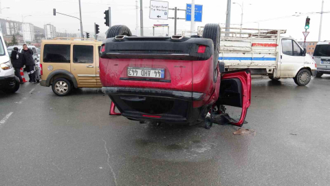 Otomobil ile çarpışan araç ters döndü: 2 yaralı