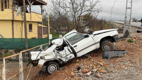 Elektrik direğine çarpan otomobil hurdaya döndü