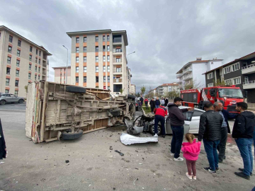 Malatya’da kamyonet ile otomobil çarpıştı: 2 yaralı
