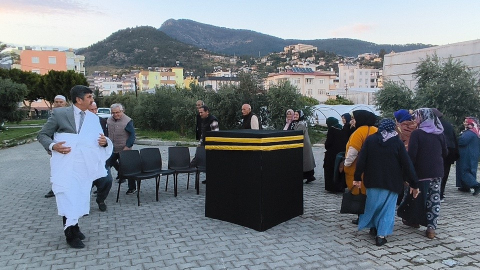 Anamur’da hacı adaylarına Kabe maketiyle uygulamalı eğitim