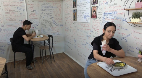 Konteynerdeki çiğ köftecinin duvarları ’duygu duvarı’na dönüştü