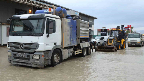 Hatay Büyükşehir Belediyesi ekipleri, 110 noktaya müdahale ederek 32 vatandaşı kurtardı