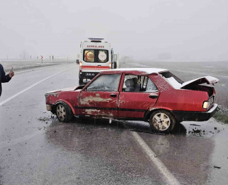 Çorum’da otomobil tabelaya çarptı: 1 yaralı