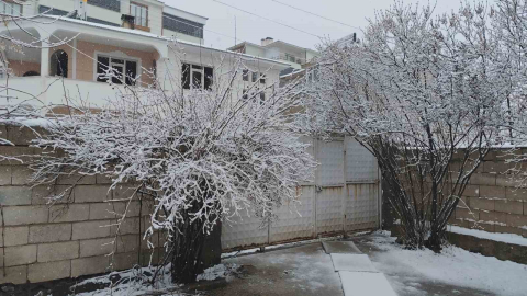 Erciş’te nisan ayında kar yağışı