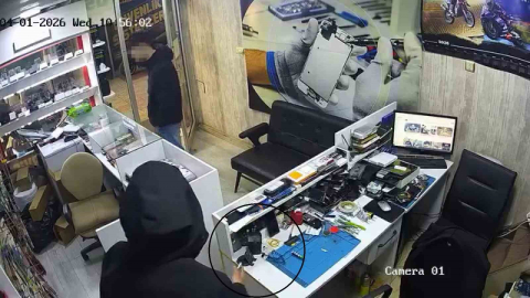 Arkadaşının ‘kamera var’ demesine aldırış etmeyen hırsız telefonu çaldı