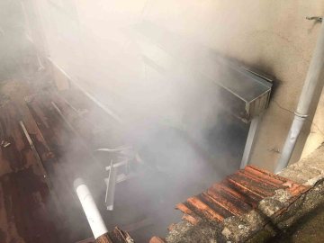 Burdur’da yangında mahsur kalan 2 kadını ekipler kurtardı