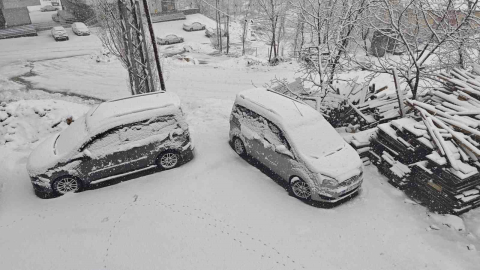 Bitlis’te nisanda kara kış: 84 köy yolu ulaşıma kapandı