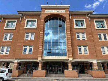 Araçlarında ve evdeki hava fritözü içerisindeki uyuşturucuyla yakalanan sanıkların yargılanmasına başlandı