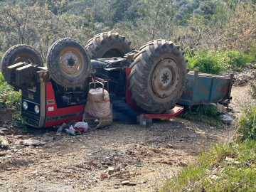 Manisa’da traktör devrildi: 3 ölü