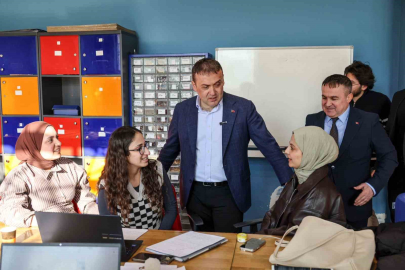 Vali Sözer Gençlik Merkezi’ndeki faaliyetleri yerinde inceledi