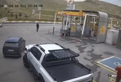 Sürücüsünün el frenini çekmeyi unuttuğu otomobil anayola çıktı