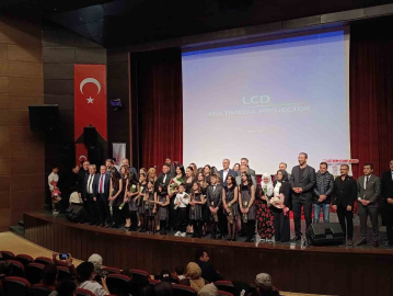 Elazığ’da öğretmen, veli ve öğrencilerden oluşan koro büyük beğeni topladı