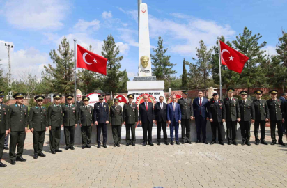 Eski KKTC Cumhurbaşkanı Tatar, Şanlıurfa’nın kurtuluşunun 106. yıl dönümü törenine katıldı