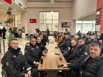ETÜ’lü gençlerden polislere anlamlı sürpriz