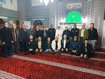 İhbar üzerine camiye gelen polisler sürpriz kutlamayla karşılaştı