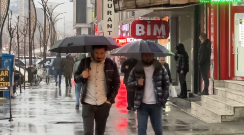 Yüksekova’da sağanak yağış etkili oldu