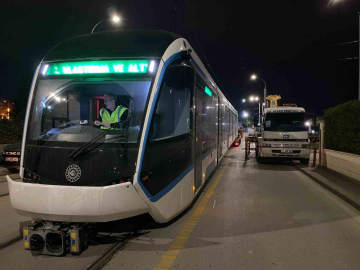 Yeni tramvayların sonuncusu raylara indirildi