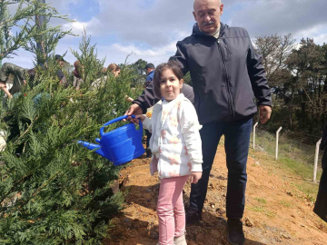 Gaziosmanpaşa’da çocuklar fidanları toprakla buluşturdu