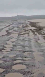 Diyarbakır’da bozuk yollarda su birikintileri oluştu