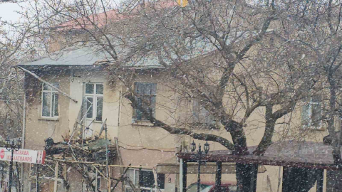 Tarihi Harput’ta nisanda kar sürprizi