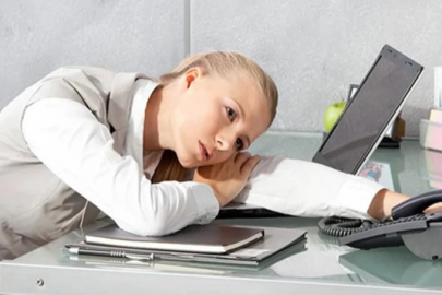 Masa Başında Çalışanlar Dikkat: 8 Saatten Fazla Oturmak Beyin Sağlığını Tehdit Ediyor