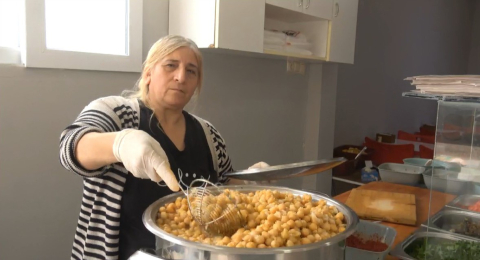 Döneri ile meşhur Hatay’da nohut dürümcü kadın vatandaşların damak lezzetini değiştirdi
