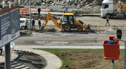 Büyükşehir’de pazar günü de durmak yok: Kartal Katlı Kavşağı’nda hummalı çalışma