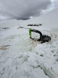 Şırnak’ta çığ düşen yolu açmak için ekipler seferber oluyor