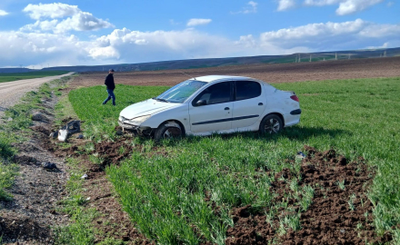 Çorum’da devrilen otomobilin sürücüsü yaralandı