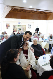 AK Parti İstanbul İl Başkanı Abdullah Özdemir’den huzurevinde duygulandıran buluşma